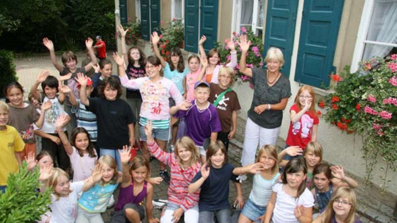 Elke Alberts im Kreise der Schüler. Foto: Rücker Elke Alberts im Kreise der Schüler. Foto: Rücker