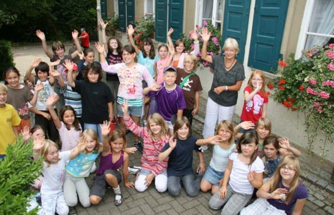 Elke Alberts im Kreise der Schüler. Foto: Rücker