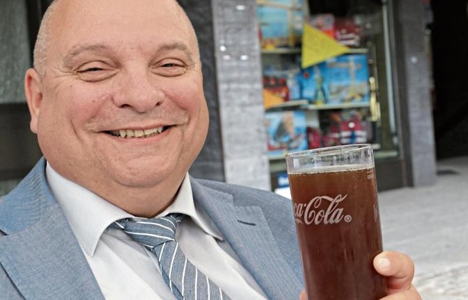 Der Sersheimer Bürgermeister Jürgen Scholz zieht das Spezi dem Viertele vor. Foto: Bögel