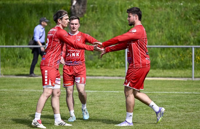 Jaro und Jacob Jungclaussen (von links) sowie Michael Knodel freuen sich über einen klaren Heimerfolg. Archivfoto: Leitner