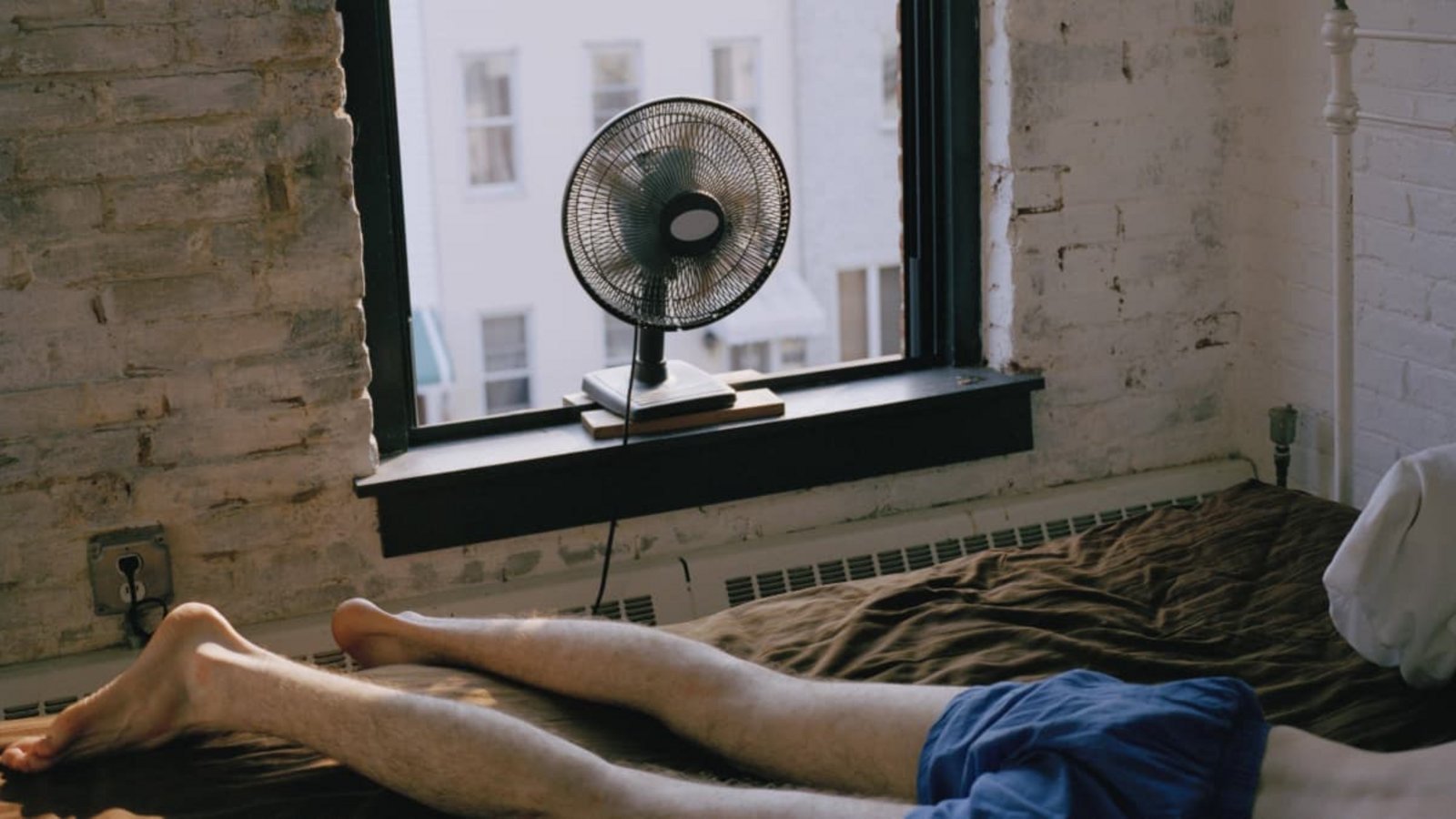 Wenn es so brütend heiß im Raum ist, dass man sogar unter einem Laken oder einer dünnen Decke schwitzt, kann man einige Zeit ganz ohne schlafen.Imago/fStop Images Wenn es so brütend heiß im Raum ist, dass man sogar unter einem Laken oder einer dünnen Decke schwitzt, kann man einige Zeit ganz ohne schlafen.Imago/fStop Images