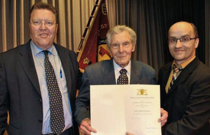Große Ehre: Alfred Aisenbrey (Mitte) bekam von Bürgermeister Harald Eiberger (rechts) und dem TV-Vorsitzenden Bernd Schaßberger die Ehrennadel des Landes Baden-Württemberg überreicht.