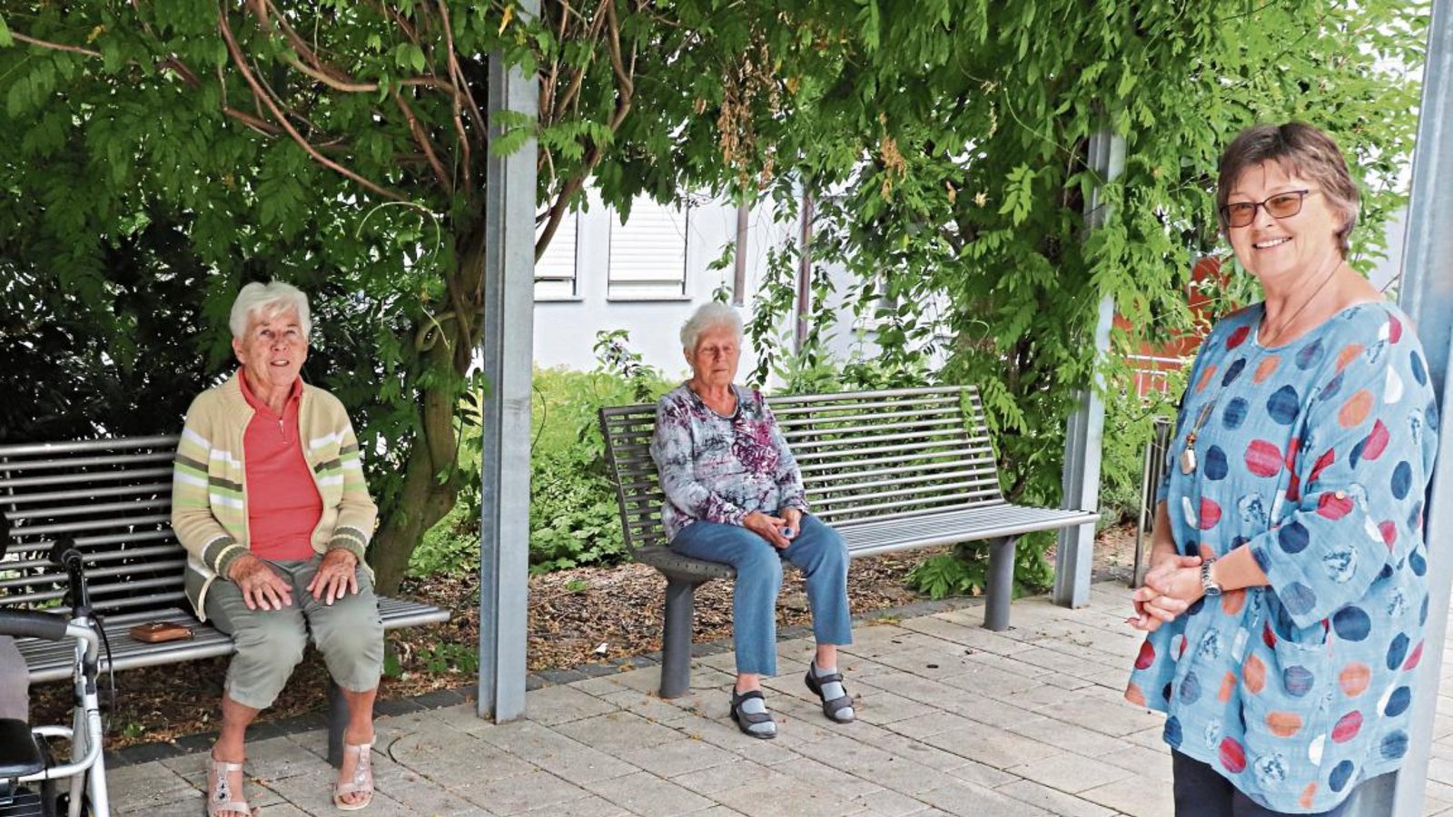 Für einen Plausch mit den Seniorinnen des Betreuten Wohnens nimmt sich Pfarrerin Elke Gratz stets Zeit. Fotos: Gergen Für einen Plausch mit den Seniorinnen des Betreuten Wohnens nimmt sich Pfarrerin Elke Gratz stets Zeit. Fotos: Gergen
