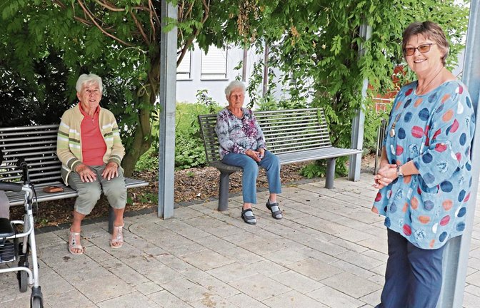 Für einen Plausch mit den Seniorinnen des Betreuten Wohnens nimmt sich Pfarrerin Elke Gratz stets Zeit. Fotos: Gergen