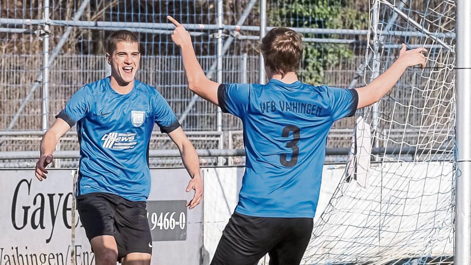 Nico Müller bejubelt mit Adam Juhasz (links) einen von drei Treffern des Vaihinger Stürmers beim 4:1-Sieg des VfB gegen Ensingen. Foto: Simecek Nico Müller bejubelt mit Adam Juhasz (links) einen von drei Treffern des Vaihinger Stürmers beim 4:1-Sieg des VfB gegen Ensingen. Foto: Simecek