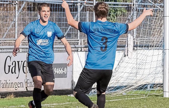 Nico Müller bejubelt mit Adam Juhasz (links) einen von drei Treffern des Vaihinger Stürmers beim 4:1-Sieg des VfB gegen Ensingen.  Foto: Simecek