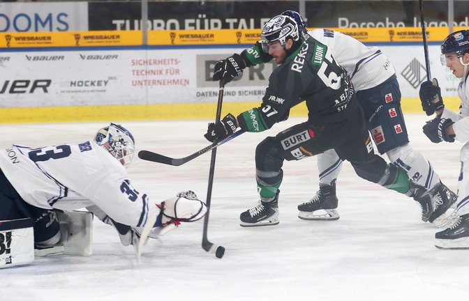 Mit Luis Ludin (in Grün) sind die Steelers auf der Jagd nach Toren, doch zuletzt haben sie gegen Kassel zwei Mal das Nachsehen.  <span class='image-autor'>Foto: Baumann</span>