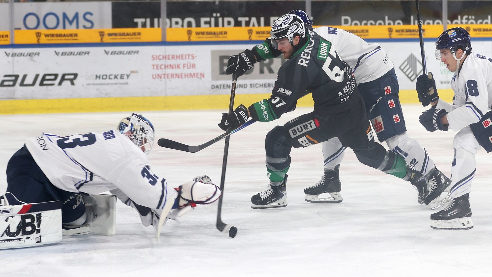 Mit Luis Ludin (in Grün) sind die Steelers auf der Jagd nach Toren, doch zuletzt haben sie gegen Kassel zwei Mal das Nachsehen.  Foto: Baumann
