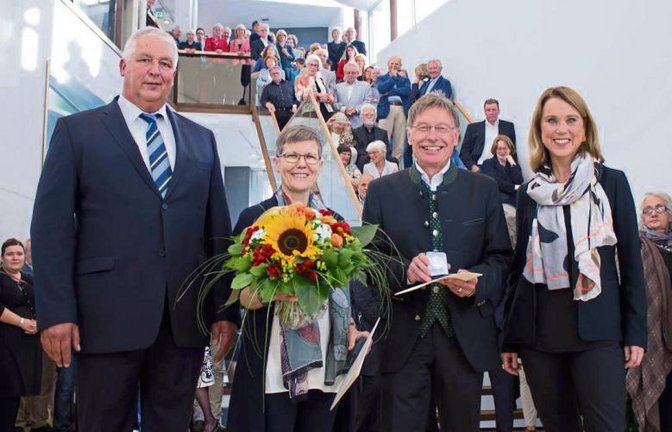 Schäfer (links) und Olschowski gratulieren dem Ehepaar Klein.  Foto: Friedrich