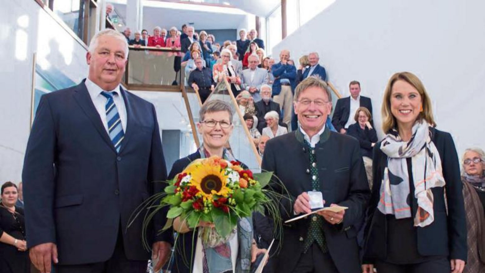 Schäfer (links) und Olschowski gratulieren dem Ehepaar Klein. Foto: Friedrich Schäfer (links) und Olschowski gratulieren dem Ehepaar Klein. Foto: Friedrich