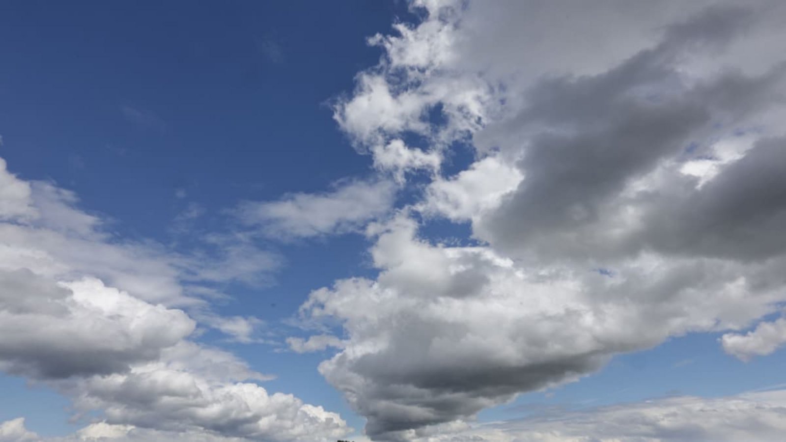 Sonne und Wolken wechseln sich am Himmel über Oberschwaben ab.Thomas Warnack/dpa