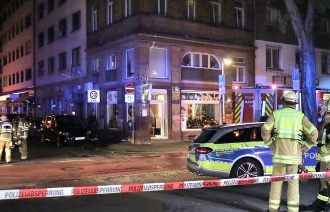 Feuerwehr und Polizei stehen nach einem Brand in einer Kaffeebar in der Mannheimer Innenstadt am Einsatzort. Nach dem Brand wurde eine Leiche gefunden.<span class='image-autor'>Rene Priebe/dpa</span>