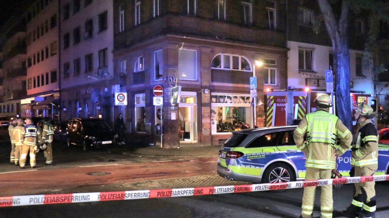 Feuerwehr und Polizei stehen nach einem Brand in einer Kaffeebar in der Mannheimer Innenstadt am Einsatzort. Nach dem Brand wurde eine Leiche gefunden.Rene Priebe/dpa Feuerwehr und Polizei stehen nach einem Brand in einer Kaffeebar in der Mannheimer Innenstadt am Einsatzort. Nach dem Brand wurde eine Leiche gefunden.Rene Priebe/dpa
