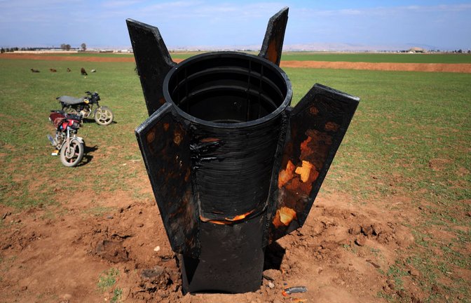Die Reste einer iranischen Rakete ragen aus dem Boden nahe der syrischen Stadt, nur wenige Kilometer von der türkischen Grenzen entfernt.<span class='image-autor'>Foto: Imago/Middle East Images</span>