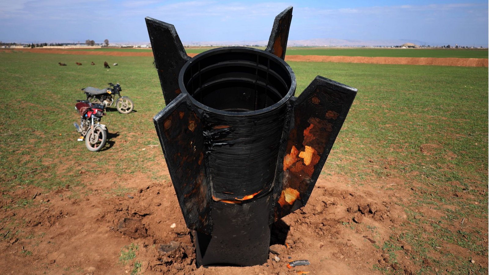Die Reste einer iranischen Rakete ragen aus dem Boden nahe der syrischen Stadt, nur wenige Kilometer von der türkischen Grenzen entfernt.Foto: Imago/Middle East Images Die Reste einer iranischen Rakete ragen aus dem Boden nahe der syrischen Stadt, nur wenige Kilometer von der türkischen Grenzen entfernt.Foto: Imago/Middle East Images