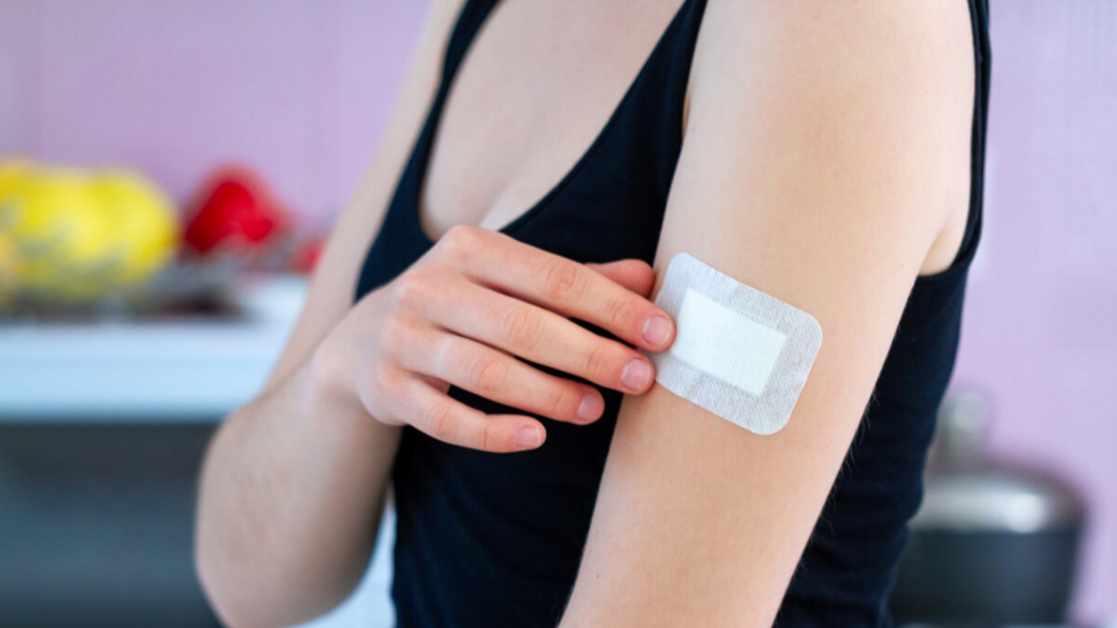 Hier erfahren Sie, wie Sie schonend Pflasterreste rückstandslos entfernen. 6 wirksame Methoden im Überblick.Foto: goffkein.pro / Shutterstock.com Hier erfahren Sie, wie Sie schonend Pflasterreste rückstandslos entfernen. 6 wirksame Methoden im Überblick.Foto: goffkein.pro / Shutterstock.com