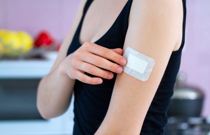 Hier erfahren Sie, wie Sie schonend Pflasterreste rückstandslos entfernen. 6 wirksame Methoden im Überblick.<span class='image-autor'>Foto: goffkein.pro / Shutterstock.com</span>