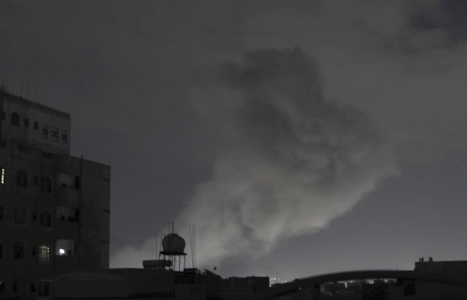 Rauch steigt von einem Ort in Sanaa in Jemen auf, der Berichten zufolge von US-Luftangriffen in Sanaa getroffen wurde.<span class='image-autor'>Foto: dpa/Osamah Abdulrahman</span>