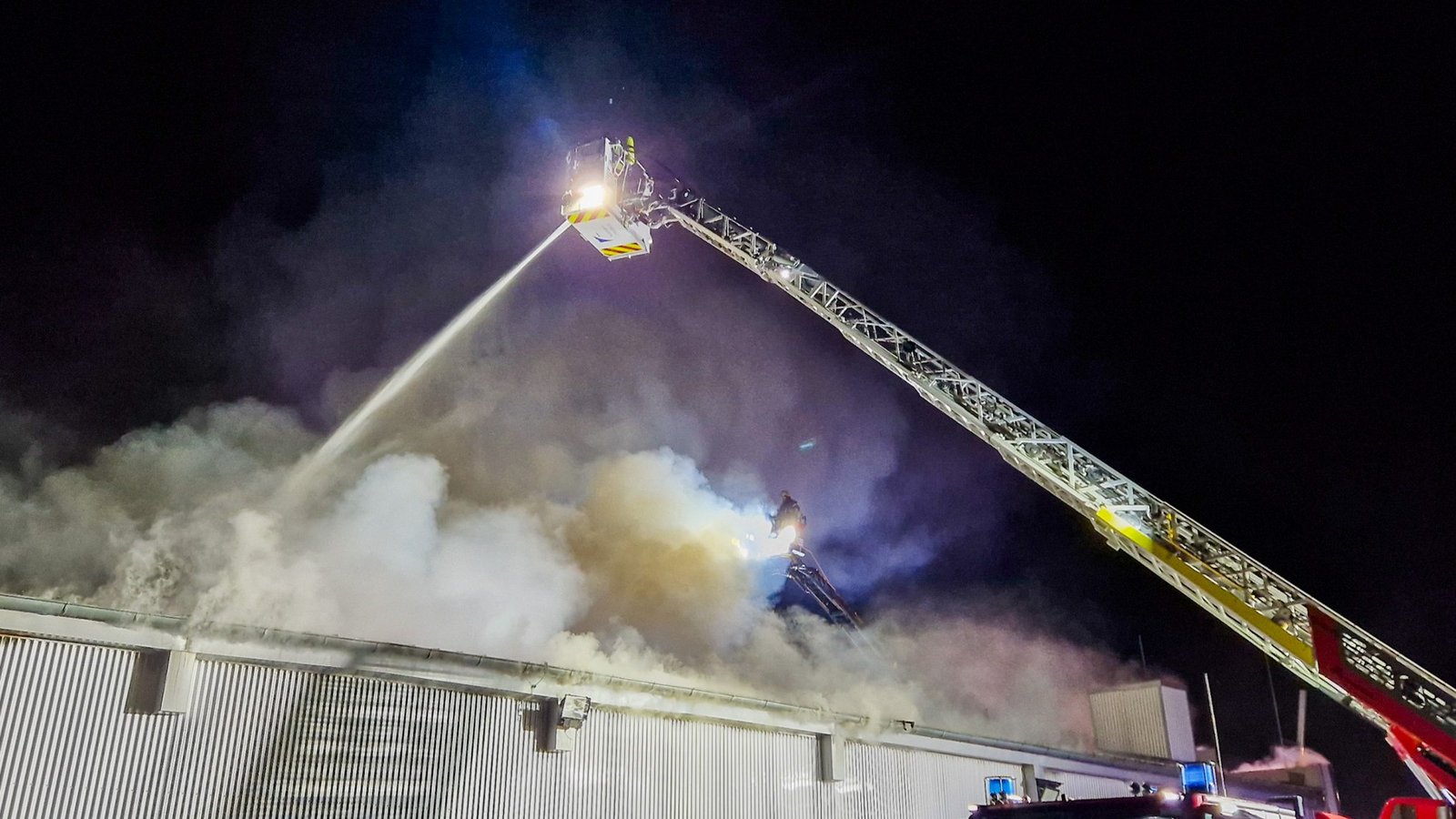 Die Feuerwehr im Einsatz in der Kehler Disco.Foto: Einsatz Report 24