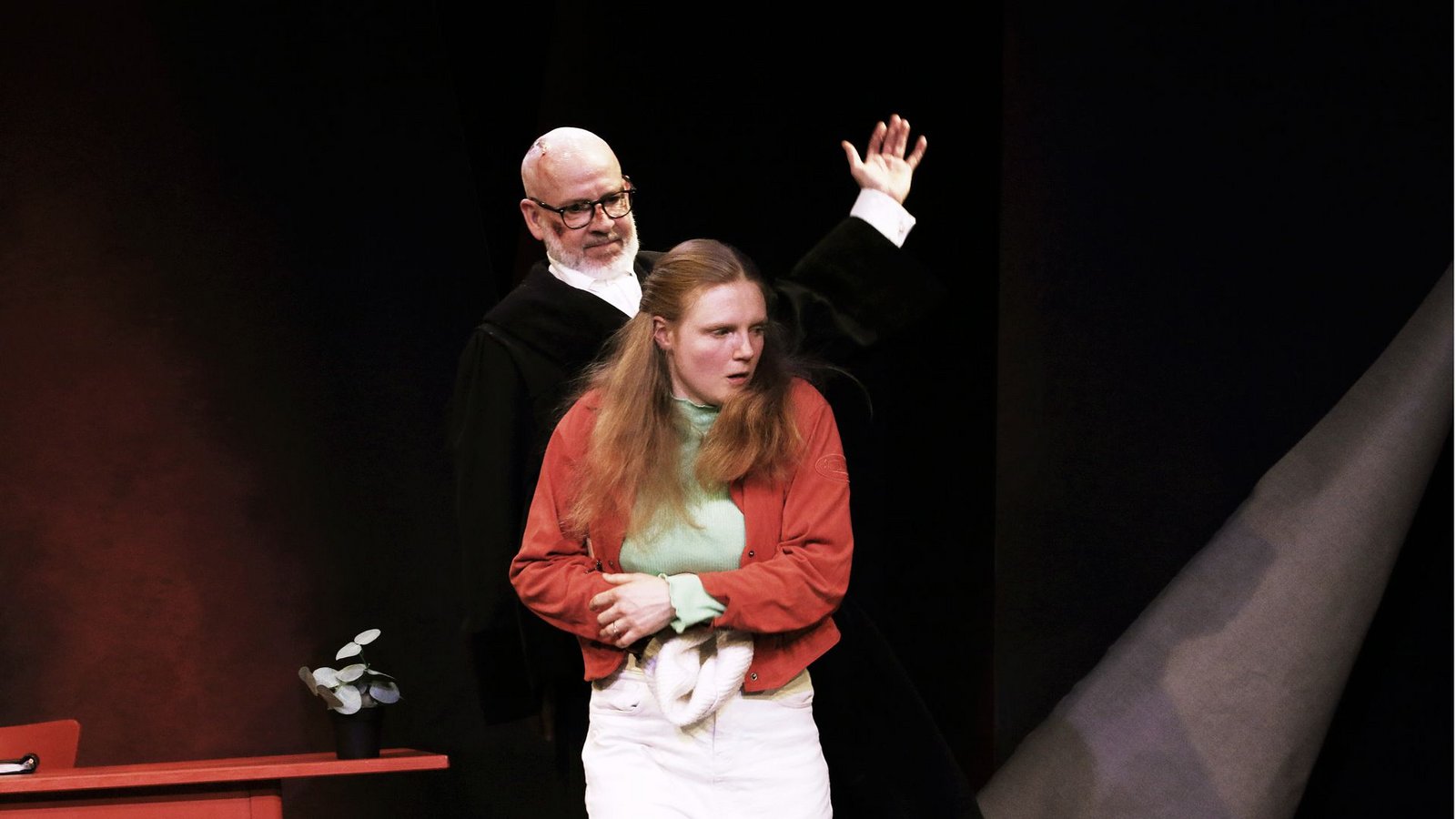 Richter Adam (Marcus Calvin) täuscht Eve (Jochanah Mahnke) und missbraucht sie dann.Foto: Sabine Haymann