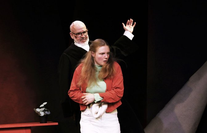 Richter Adam (Marcus Calvin) täuscht Eve (Jochanah Mahnke) und missbraucht sie dann.<span class='image-autor'>Foto: Sabine Haymann</span>
