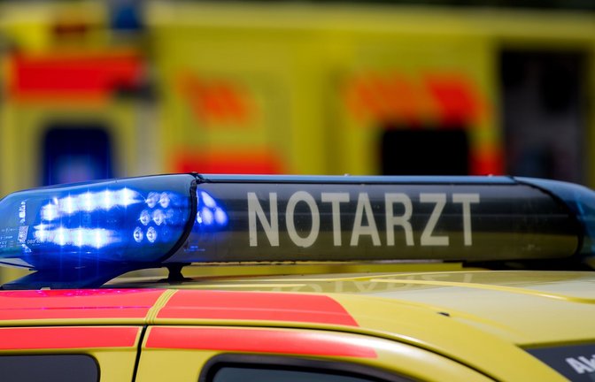 Der Notarzt brachte den Mann in eine Klinik. (Symbolbild)<span class='image-autor'>Foto: Monika Skolimowska/dpa-Zentralbi/Monika Skolimowska</span>