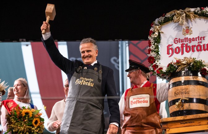 Da freute er sich noch: OB Frank Nopper nach dem erfolgreichen Fassanstich mit nur zwei Schläge.<span class='image-autor'>Foto: dpa/Christoph Schmidt</span>