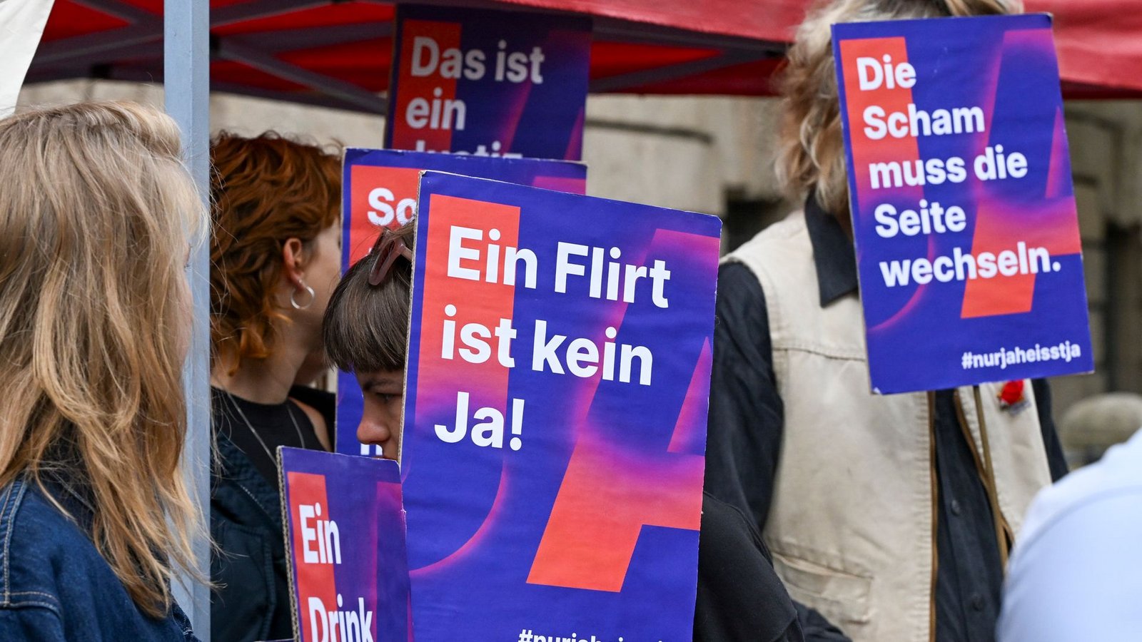 Sexuelle Handlungen sollten nach Vorstellungen von Bundesjustizministerin Hubig nur bei ausdrücklicher Zustimmung als einvernehmlich gelten - nach dem Prinzip "Nur Ja heißt Ja".Foto: Jens Kalaene/dpa Sexuelle Handlungen sollten nach Vorstellungen von Bundesjustizministerin Hubig nur bei ausdrücklicher Zustimmung als einvernehmlich gelten - nach dem Prinzip "Nur Ja heißt Ja".Foto: Jens Kalaene/dpa