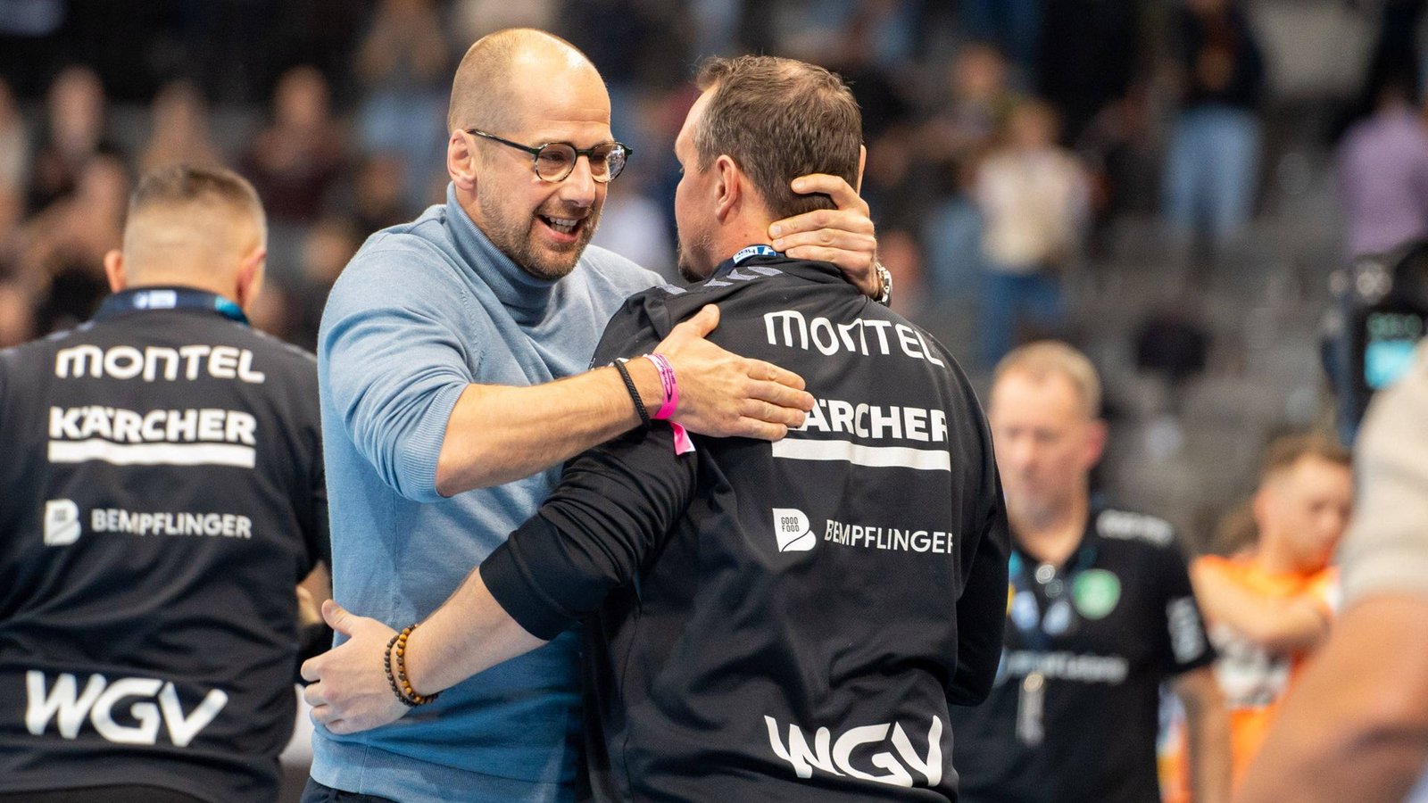 Geschäftsführer Jürgen Schweikardt streicht die positive Entwicklung unter Trainer Misha Kaufmann (re.) heraus.Foto: IMAGO/Lobeca