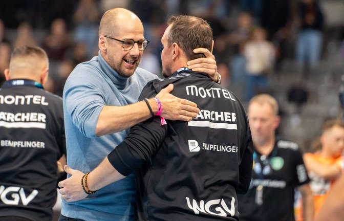 Geschäftsführer Jürgen Schweikardt streicht die positive Entwicklung unter Trainer Misha Kaufmann (re.) heraus.<span class='image-autor'>Foto: IMAGO/Lobeca</span>