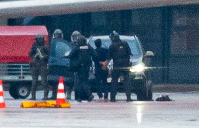 Mit seiner entführten Tochter im Auto soll der 35-Jährige drei Schranken durchbrochen haben und bis auf das Vorfeld des Hamburger Flughafens vorgefahren sein.<span class='image-autor'>Foto: Jonas Walzberg/dpa</span>