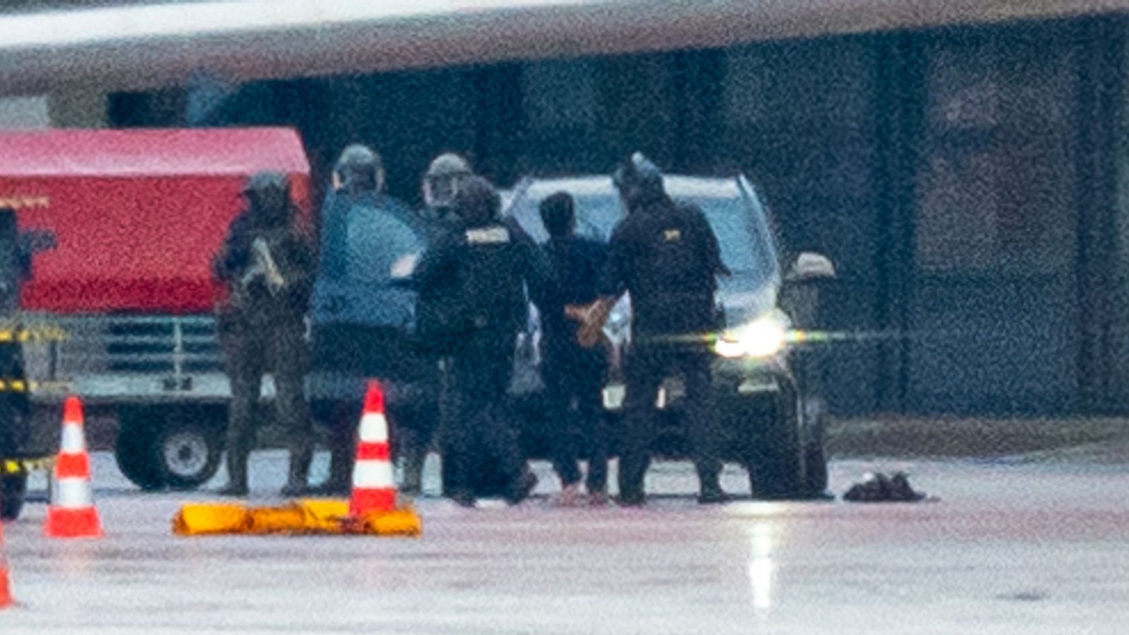 Mit seiner entführten Tochter im Auto soll der 35-Jährige drei Schranken durchbrochen haben und bis auf das Vorfeld des Hamburger Flughafens vorgefahren sein.Foto: Jonas Walzberg/dpa