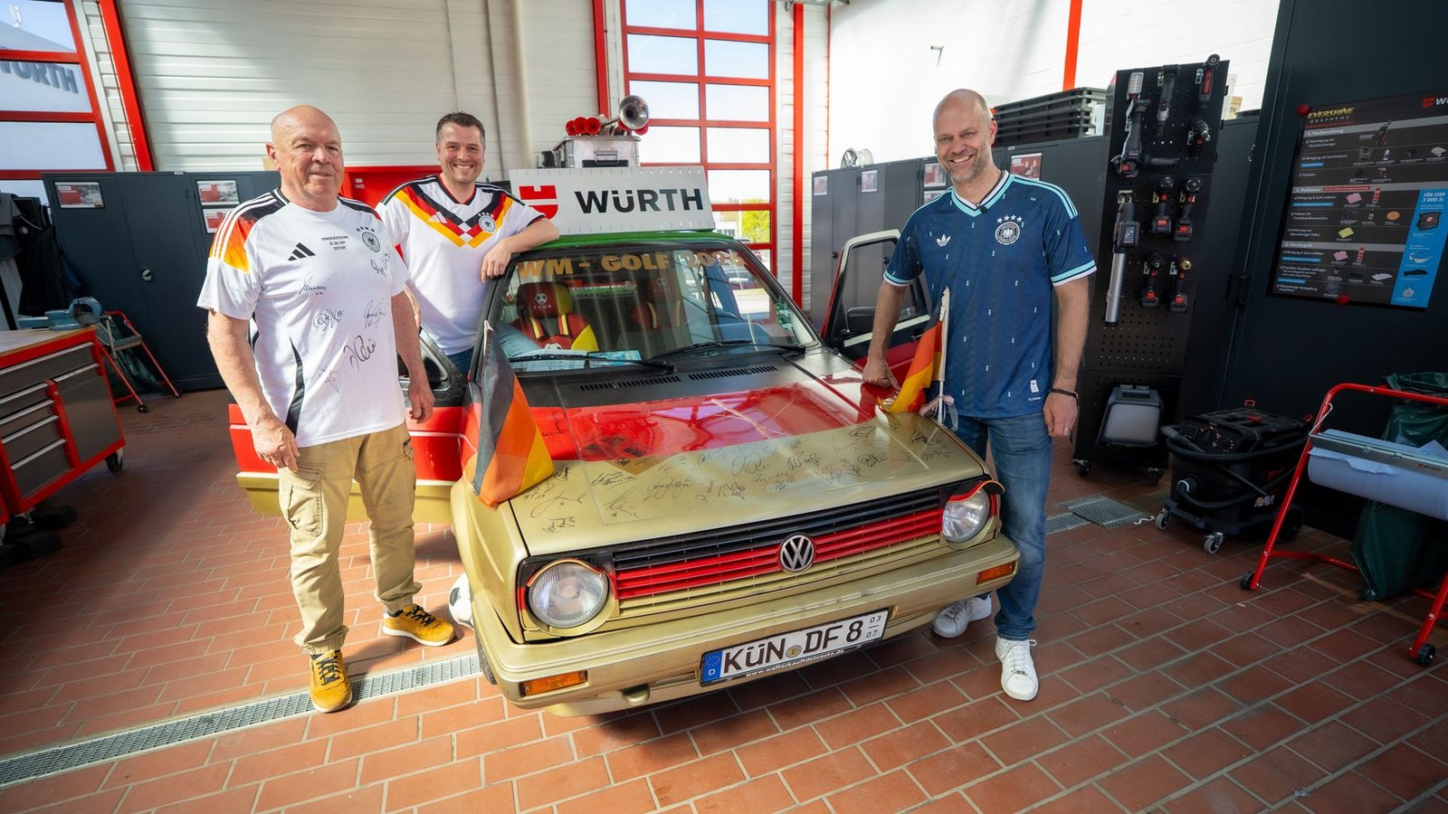 Sie haben schon die passenden Trikots, der Golf auch Tüv: Fabian Bergmann (rechts) mit Techniker Uwe Thom (links) und seinem Schwager Steffen Kurz.Foto: privat Sie haben schon die passenden Trikots, der Golf auch Tüv: Fabian Bergmann (rechts) mit Techniker Uwe Thom (links) und seinem Schwager Steffen Kurz.Foto: privat