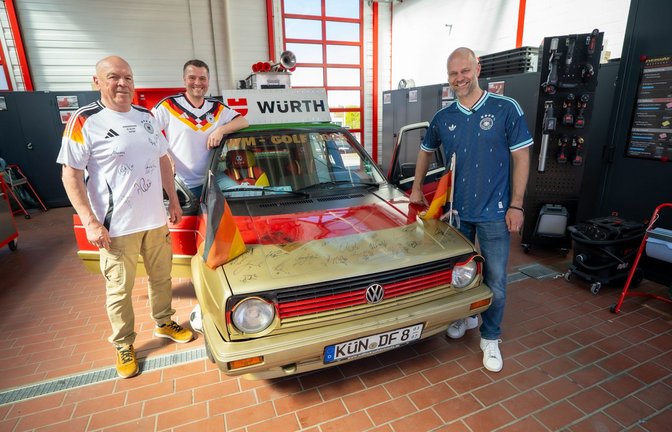 Sie haben schon die passenden Trikots, der Golf auch Tüv: Fabian Bergmann (rechts) mit Techniker Uwe Thom (links) und seinem Schwager Steffen Kurz.<span class='image-autor'>Foto: privat</span>