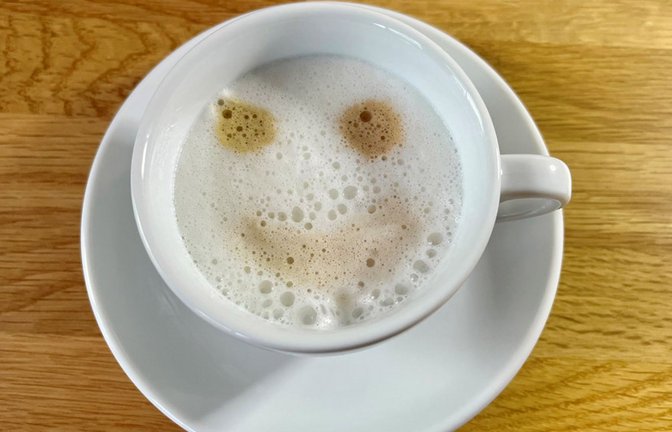 Nebenprodukt der Optimierung unseres Gehirns: Menschen entdecken immer wieder Gesichter in unbelebten Objekten – wie hier in dem Schaum auf dem Kaffee.<span class='image-autor'>Foto: © JLU/Lisa Dittrich</span>