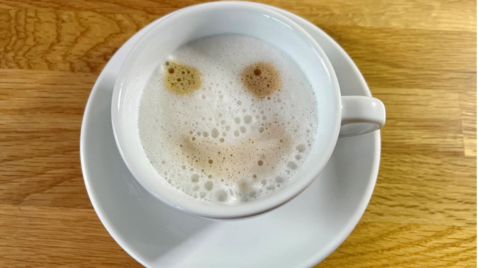 Nebenprodukt der Optimierung unseres Gehirns: Menschen entdecken immer wieder Gesichter in unbelebten Objekten – wie hier in dem Schaum auf dem Kaffee.Foto: © JLU/Lisa Dittrich Nebenprodukt der Optimierung unseres Gehirns: Menschen entdecken immer wieder Gesichter in unbelebten Objekten – wie hier in dem Schaum auf dem Kaffee.Foto: © JLU/Lisa Dittrich