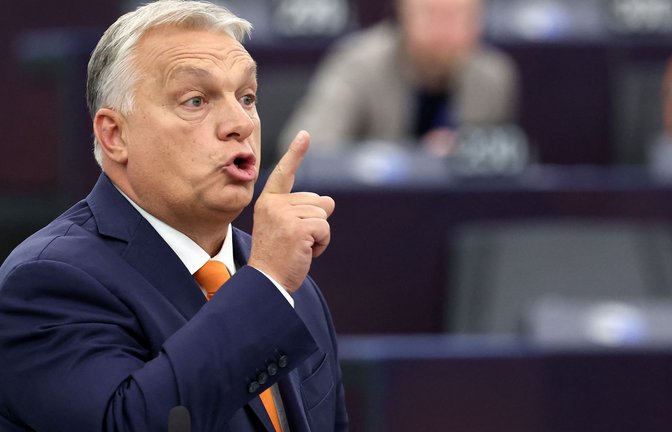 Viktor Orban muss sich im EU-Parlament gegen die  Vorwürfe der Abgeordneten wehten – das tut er auch mit Schlägen unter die Gürtellinie.<span class='image-autor'>Foto: AFP/FREDERICK FLORIN</span>