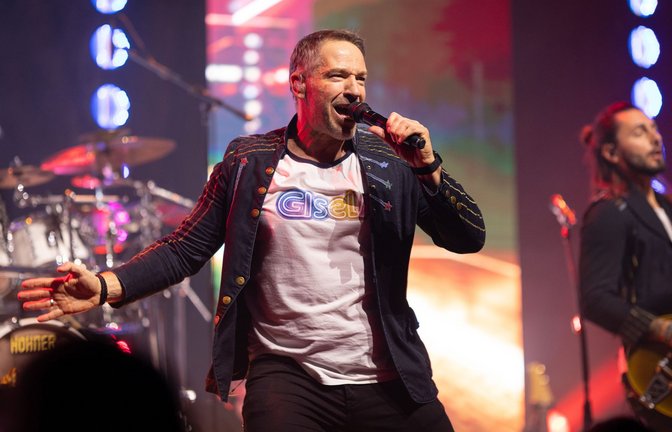 Der Sänger der Band, Patrick Lück, trägt ein T-Shirt mit der Aufschrift „Gisela“.<span class='image-autor'>Foto: Lichtgut</span>