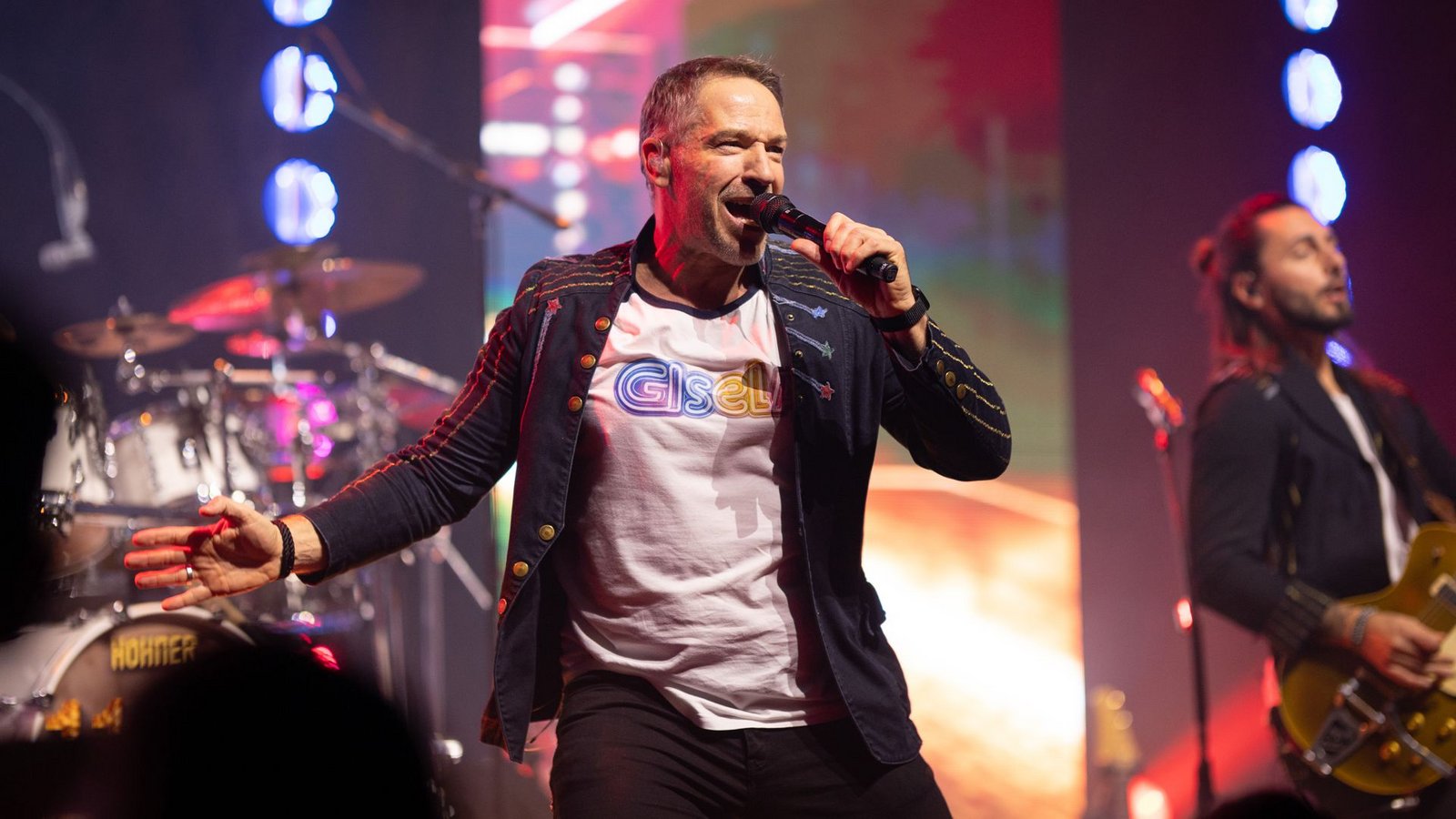 Der Sänger der Band, Patrick Lück, trägt ein T-Shirt mit der Aufschrift „Gisela“.Foto: Lichtgut Der Sänger der Band, Patrick Lück, trägt ein T-Shirt mit der Aufschrift „Gisela“.Foto: Lichtgut