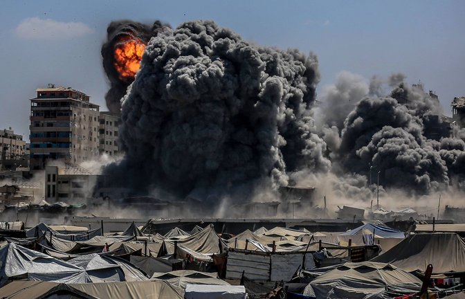 Rauch steigt vom Harmony Tower auf, direkt nachdem er von israelischen Streitkräften im westlichen Gazastadt bombardiert wurde (Archivfoto).<span class='image-autor'>Foto: IMAGO/Anadolu Agency/IMAGO/Saeed M. M. T. Jaras</span>