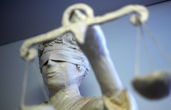 Der Mann wurde zu drei Jahren Haft verurteilt. (Symbolbild)<span class='image-autor'>Foto: dpa/Peter Steffen</span>