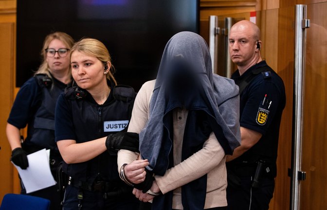 Der Angeklagte wird in den Gerichtssaal geführt.<span class='image-autor'>Foto: dpa/Christoph Schmidt</span>