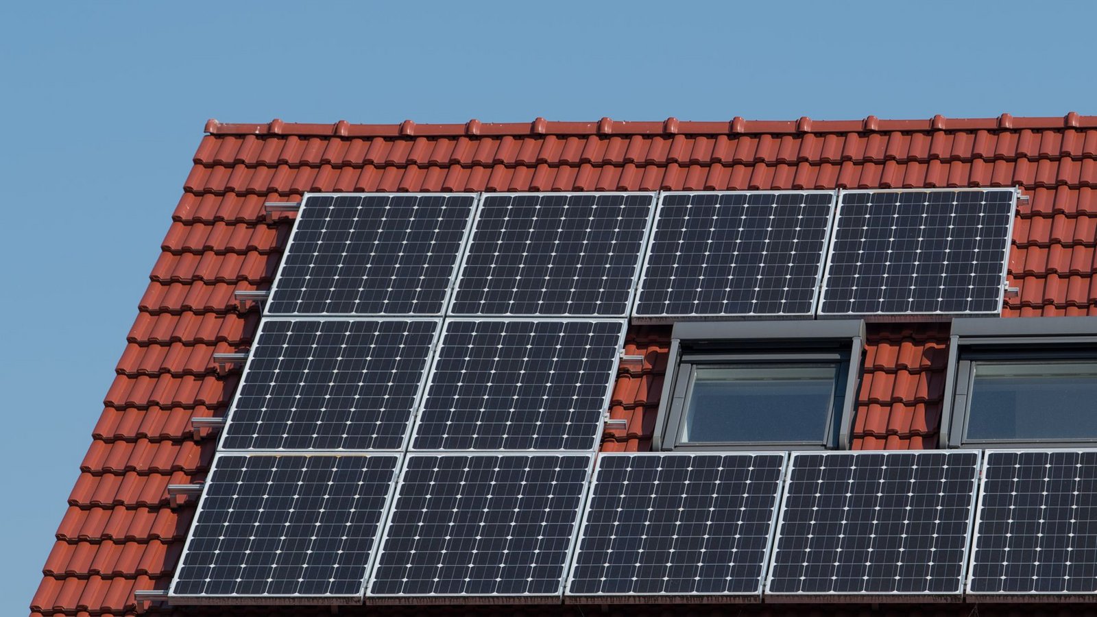 Photovoltaik auf dem Dach – Sicherheitsrisiko im Keller?Foto: Uwe Anspach/dpa-tmn Photovoltaik auf dem Dach – Sicherheitsrisiko im Keller?Foto: Uwe Anspach/dpa-tmn
