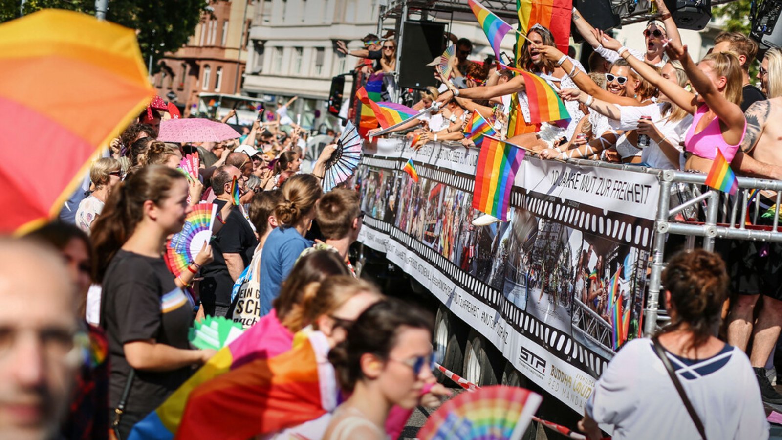 So sah es vor einem Jahr beim CSD in Stuttgart aus.Foto: dpa So sah es vor einem Jahr beim CSD in Stuttgart aus.Foto: dpa