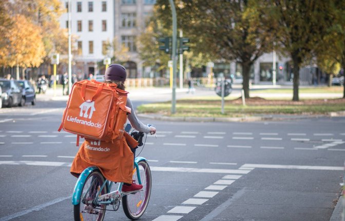 Auch Fahrradkuriere arbeiten oft auf Minijob-Basis – künftig könnte der Service nur noch erschwert möglich sein.<span class='image-autor'>Foto: imago images/Bildgehege</span>