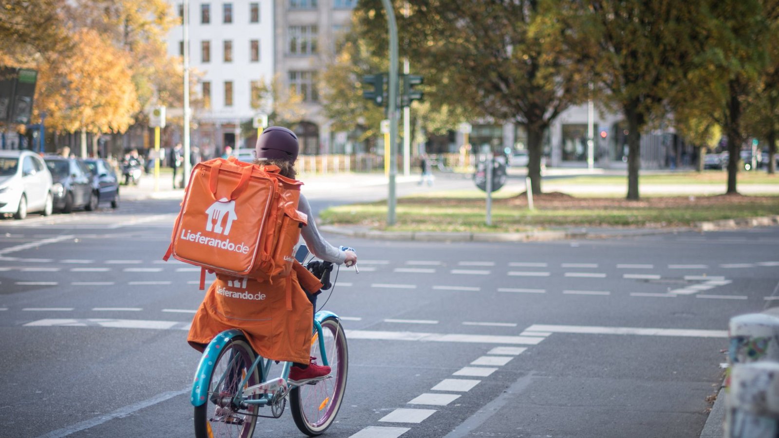 Auch Fahrradkuriere arbeiten oft auf Minijob-Basis – künftig könnte der Service nur noch erschwert möglich sein.Foto: imago images/Bildgehege