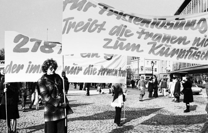 1975 sind die Frauen für das Recht auf Abtreibung auf die Straße gegangen. In manchen Ländern müssen sie das wieder.<span class='image-autor'>Foto: imago/Klaus Rose</span>