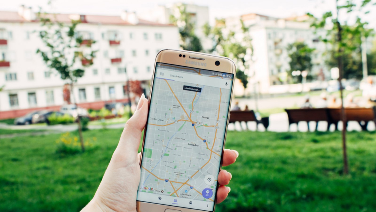 Mit Google Maps finden Sie nicht nur den Weg, sondern auch Restaurant-Empfehlungen und Co.Foto: Allmy / shutterstock.com