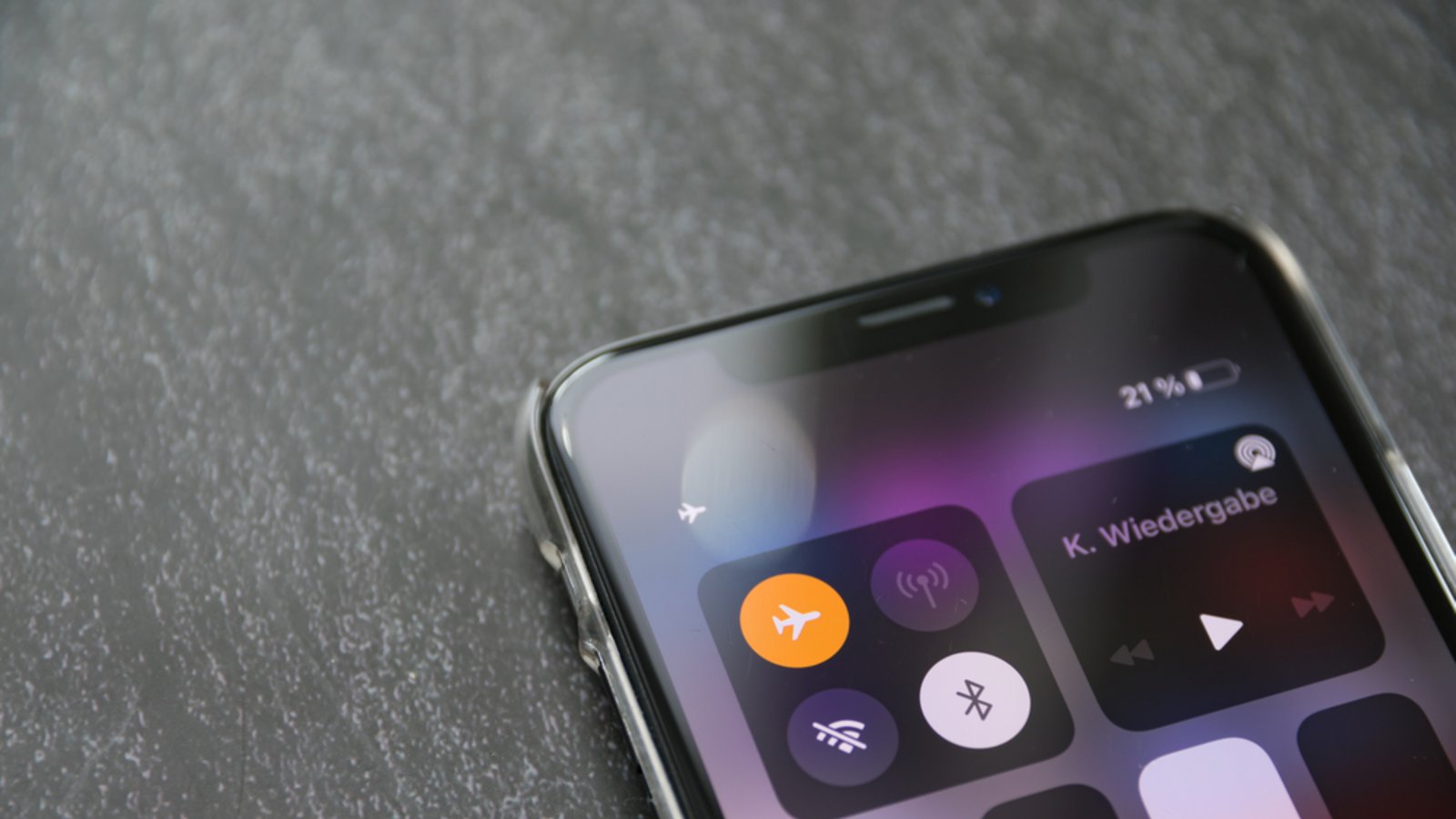 Stellt sich das Handy im Flugmodus automatisch um?Foto: Camilo Concha / shutterstock.com