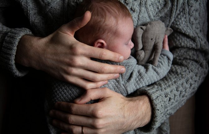 Aus der Bindungstheorie weiß man: Kinder profitieren, wenn sie schon früh Zeit mit dem Vater verbringen.<span class='image-autor'>Foto: Adobe Stock/ink drop</span>